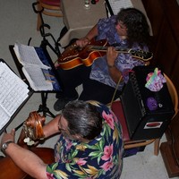 LES TARR -BASS/PILAR DURAN- GUITAR
