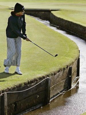 Catherine Zeta Jones pllaying golf