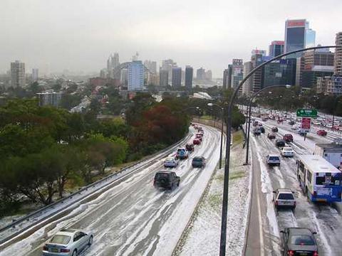 Sydney Snow 2004, Warringah Expressway...