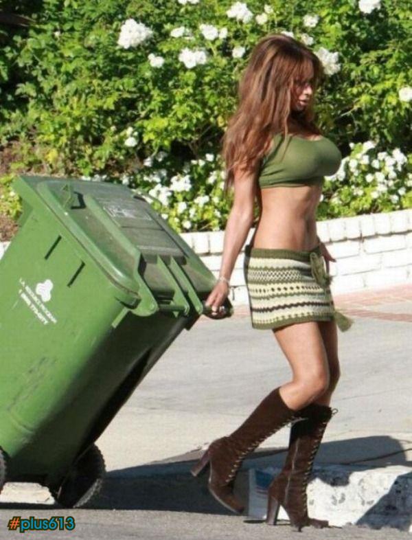 All that silicone & botox and she STILL has to bring in her own garbage can? 