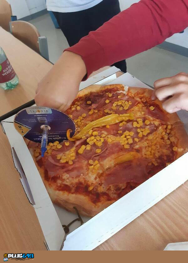 MacGuyvers pizza cutter