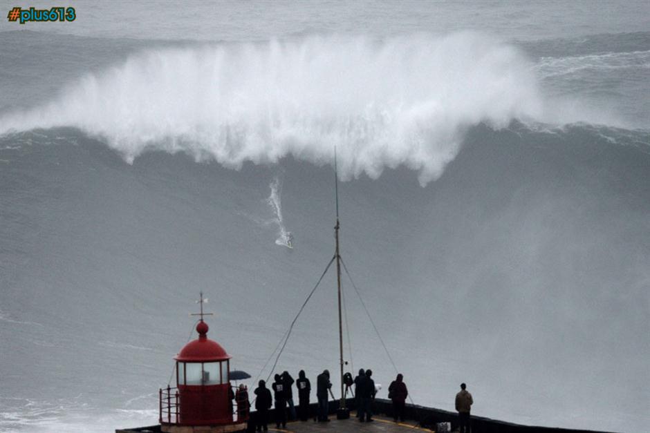 Carlos Burle rides 100+ft wave in Portugal