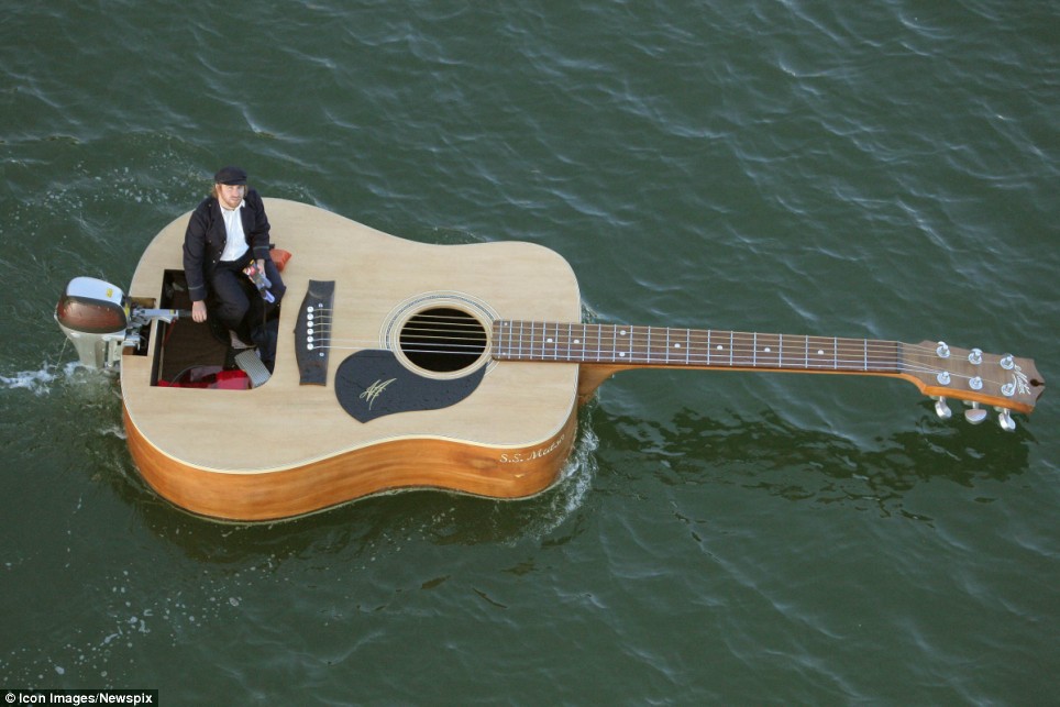 guitar boat2
