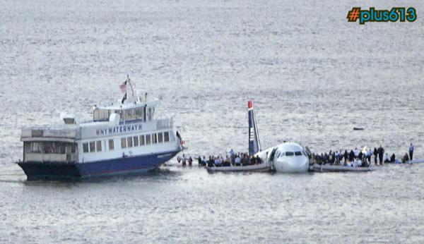 It's a beautiful day for a swim - Jet crashes into Hudson River, New York