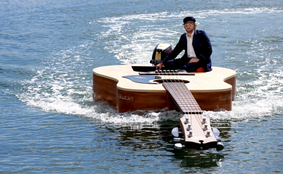 guitar boat1