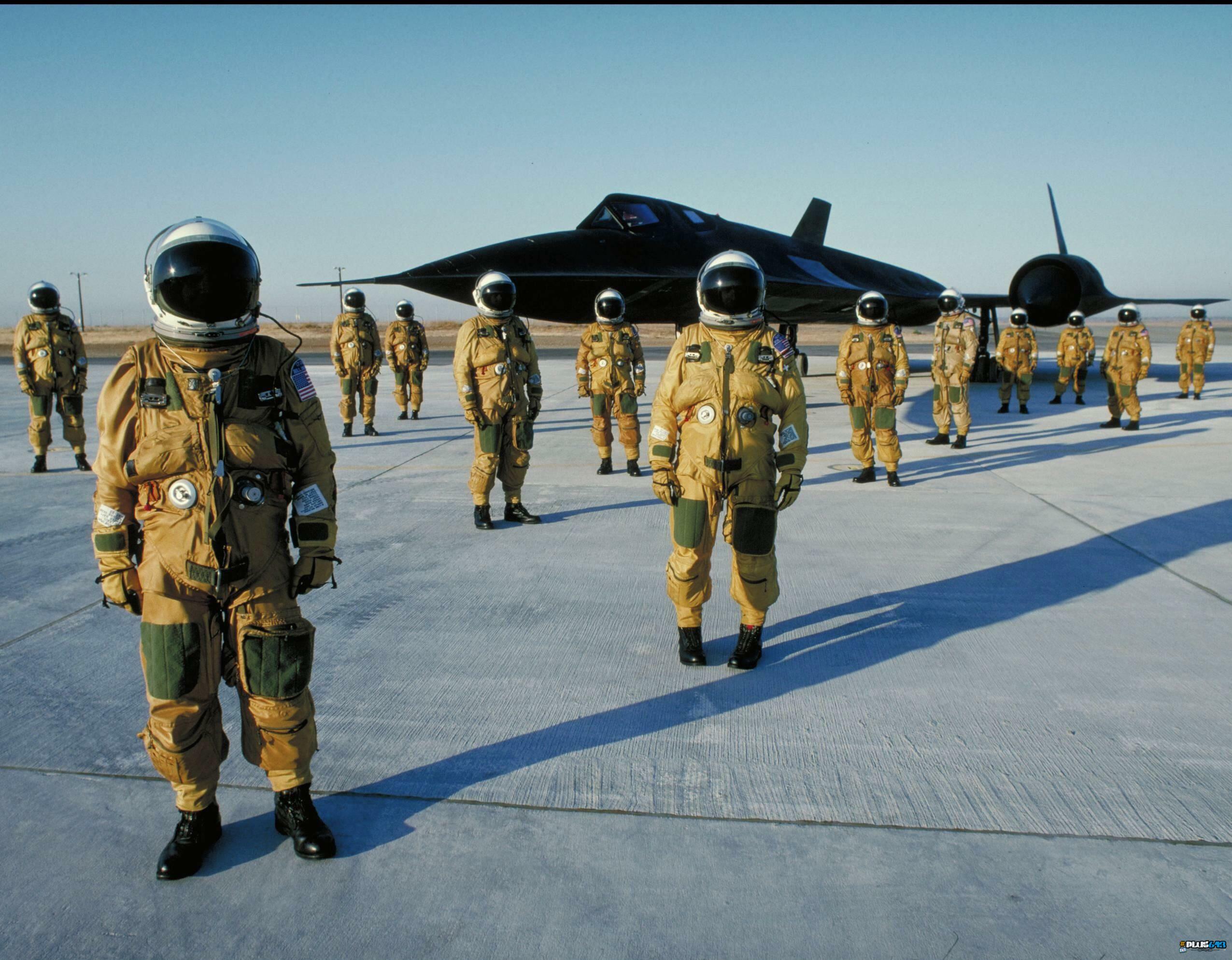 SR-71 crew in flight suits