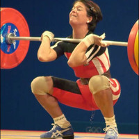 Stupid bitch pissing herself while lifting weights