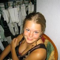 cute girl cleavage