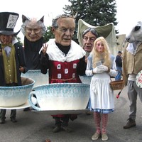 Alice in Bush's world -Say Cheeeeeese!