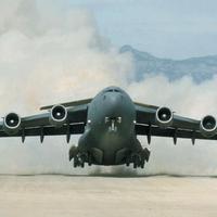 C-17 Globemaster III.  Awesome pic.